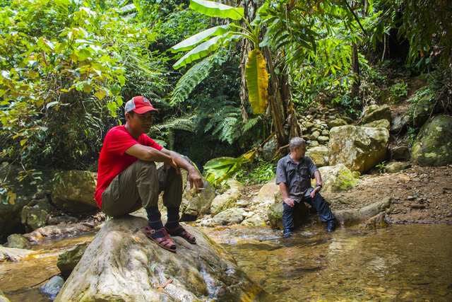Hồ Khanh, the local farmer who discovered Son Doong, standing with British caver Howard Limbert